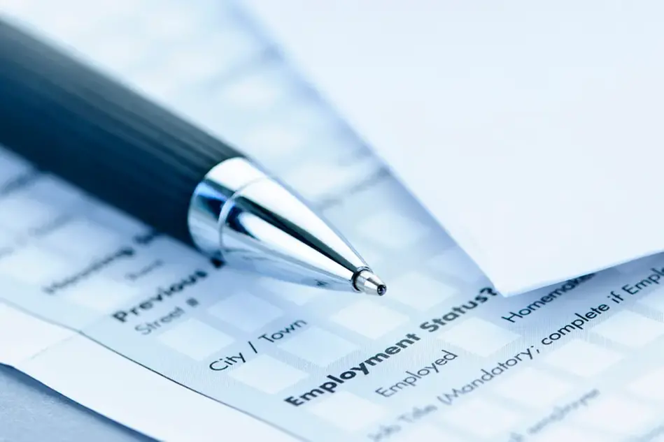 Närbild på en 3D-skrivare med flera utskrivna småsaker i förgrunden. Foto.