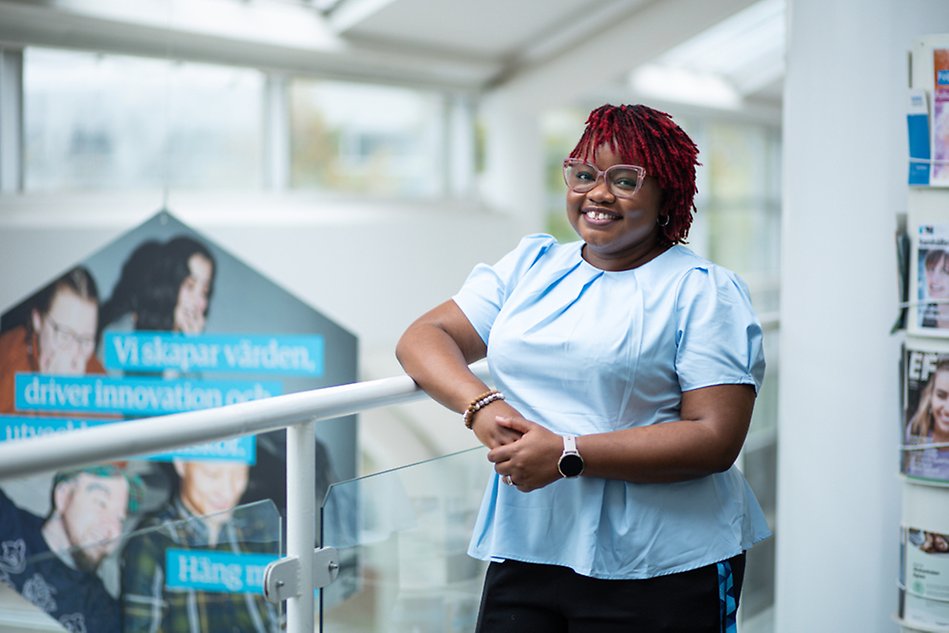 Närbild på en 3D-skrivare med flera utskrivna småsaker i förgrunden. Foto.