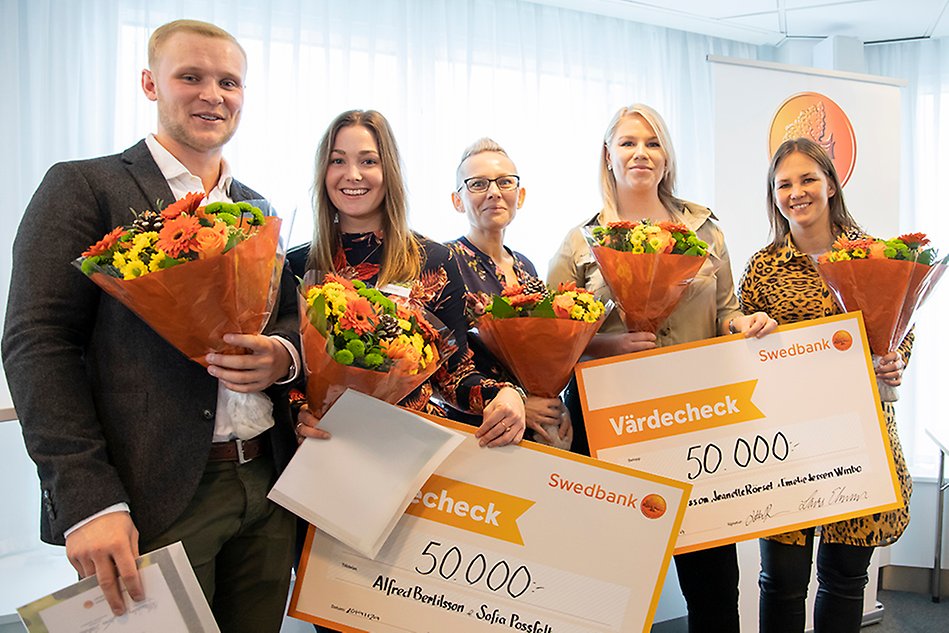 Bild på grupp av personer som har fått pris. Foto