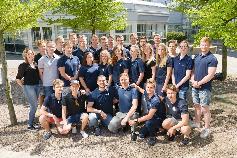Gruppbild på unga människor i utomhusmiljö