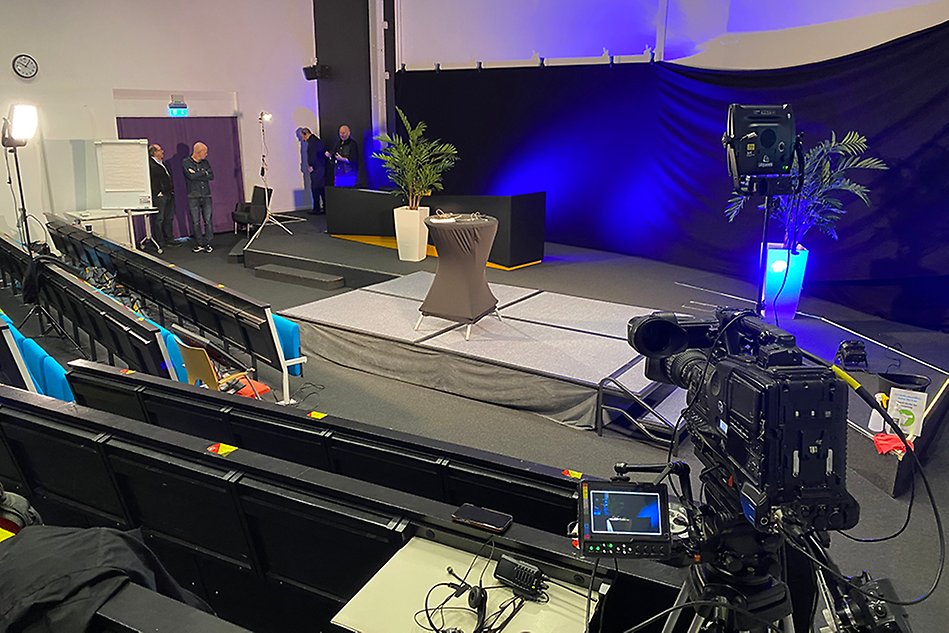 Foto av en filmkamera och en scen.