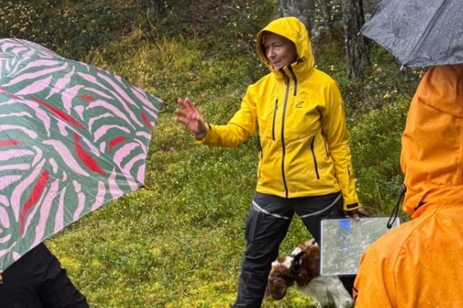 Man i vit skjorta och kavaj. Foto.