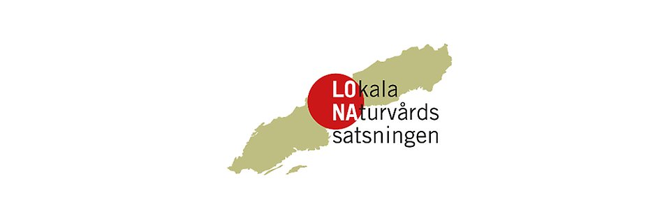 Logotyp för LONA, bestående av en snedställd karta över Sverige med texten Lokala naturvårdssatsningen på. Bild.