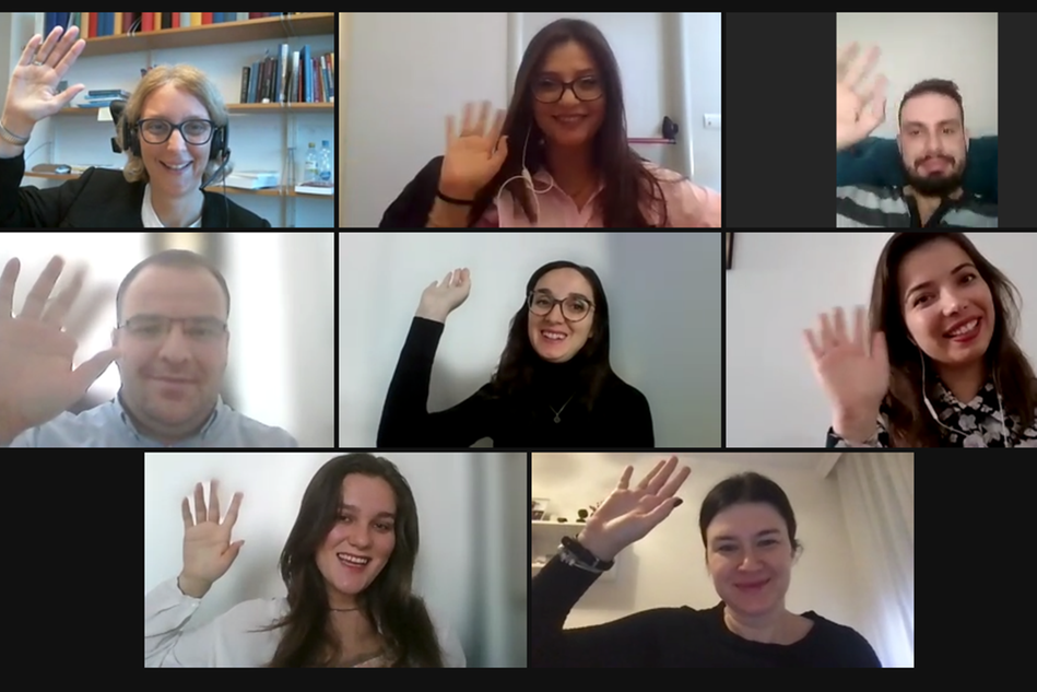 9 person som vinkar i ett digitalt möte, de ser glada ut