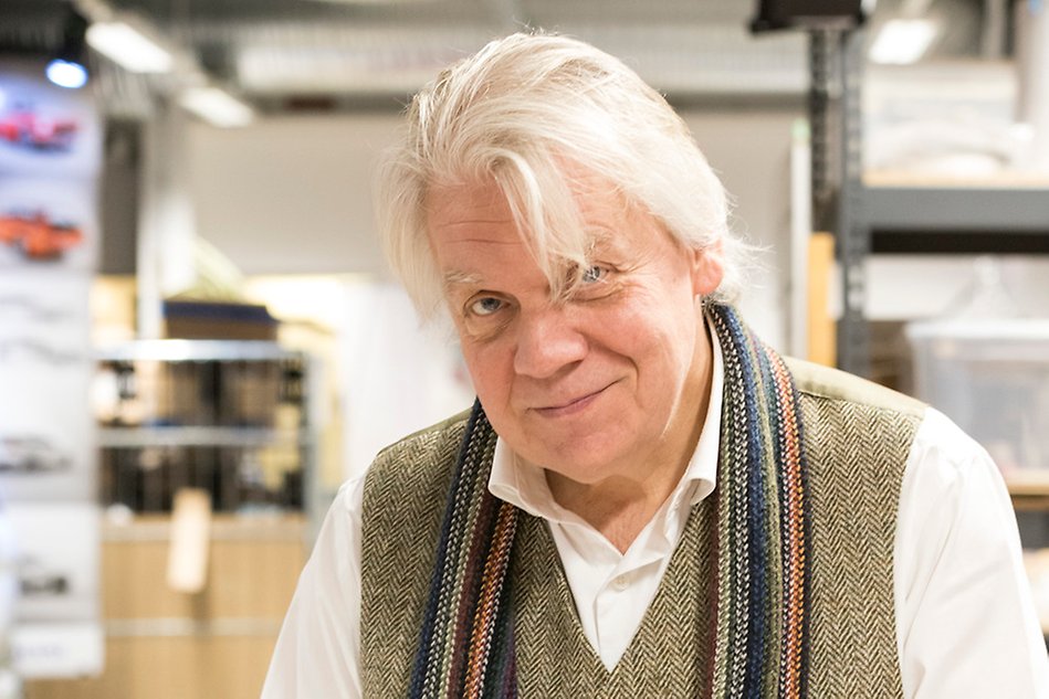 En man med vitt hår. Foto.