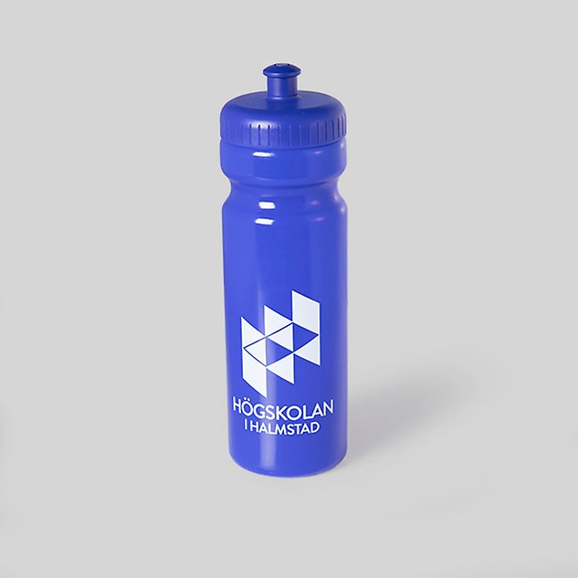 A bright blue plastic water bottle with the Halmstad University logo in white. Photo.