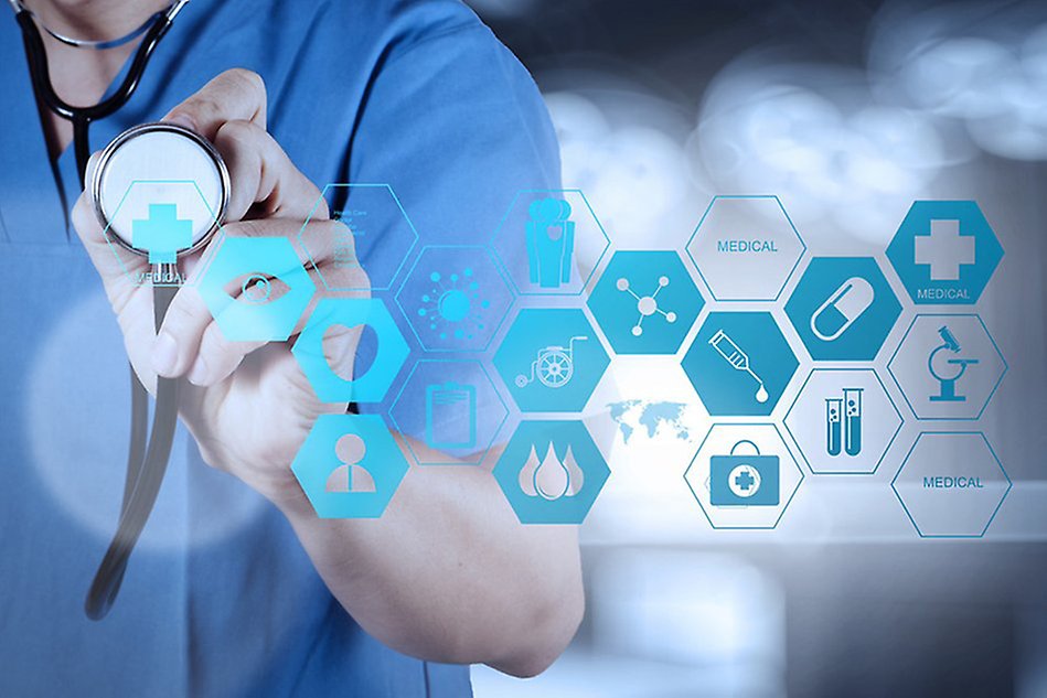 En person i läkarkläder håller upp stetoskop, virtuella hälsorelaterade symboler visas.