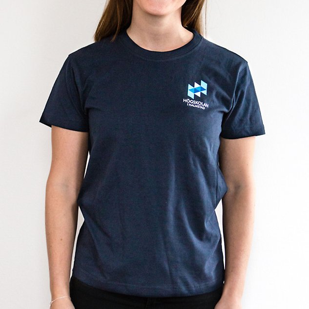 A dark blue short-sleeved shirt with the Högskolan i Halmstad logo is shown on a person whose upper body is visible in the picture. Photo.
