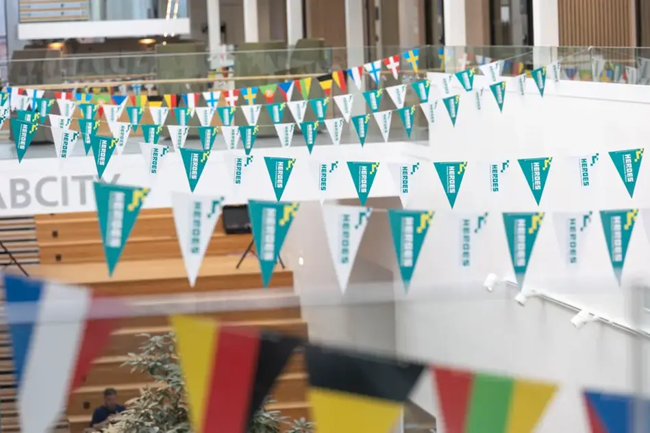 Vimplar med länders flaggor och vimplar med texten Heroes.