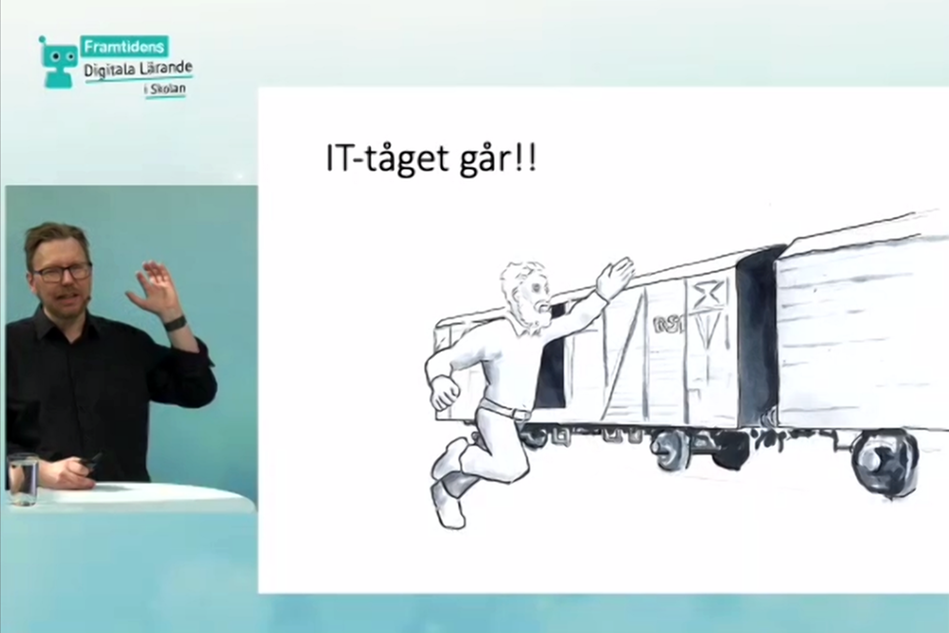 Till vänster man som gestikulerar i liten bild, till höger en stor presentationsbild på en tecknad man som springer efter ett tåg, IT-tåget.