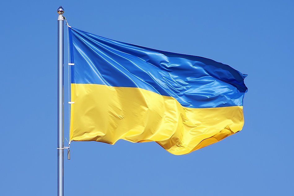 Foto som visar den ukrainska blå-gula flaggan mot blå himmel