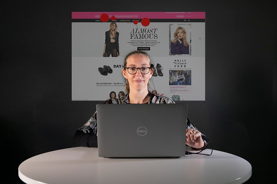 Kvinna tittar på dator, bakom henne projiceras datorskärmens innehåll