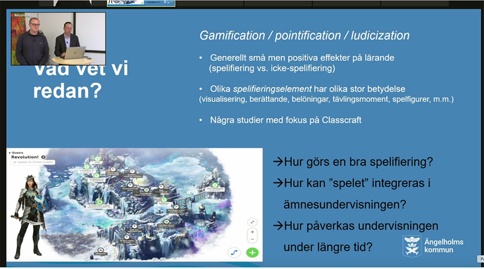 Blå presentationsbild med liten bild på två män längst upp till vänster, en del text och en vy över en fantasi-spel-värld.